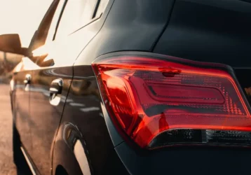 Światła w samochodzie – jakie są ich rodzaje, do czego służą, kiedy włączamy?