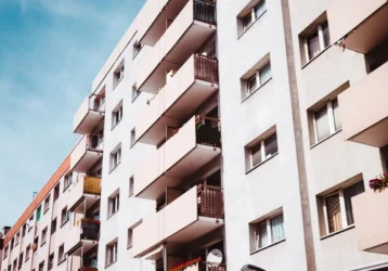 Czy można mieszkać bez meldunku?