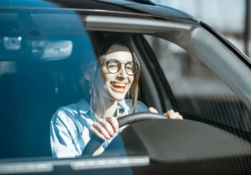 Jak odkleić naklejkę z szyby? Bezpieczne sposoby i praktyczne porady